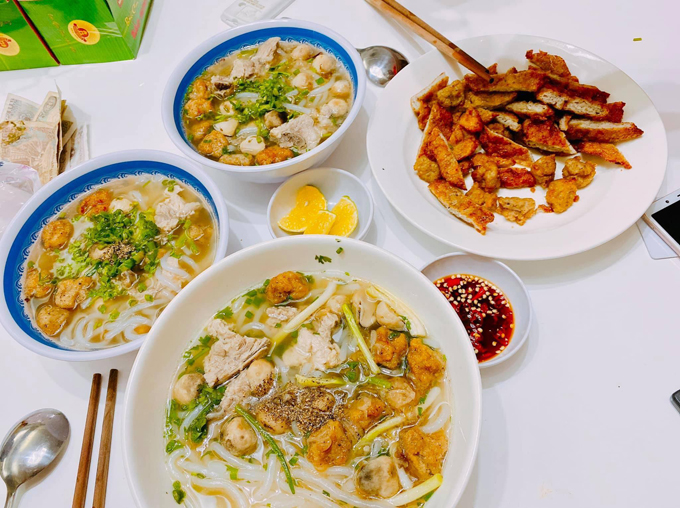 Mạc Văn Khoa rất thích nấu ăn cho bạn gái. Anh hay nấu các món thuần Việt.