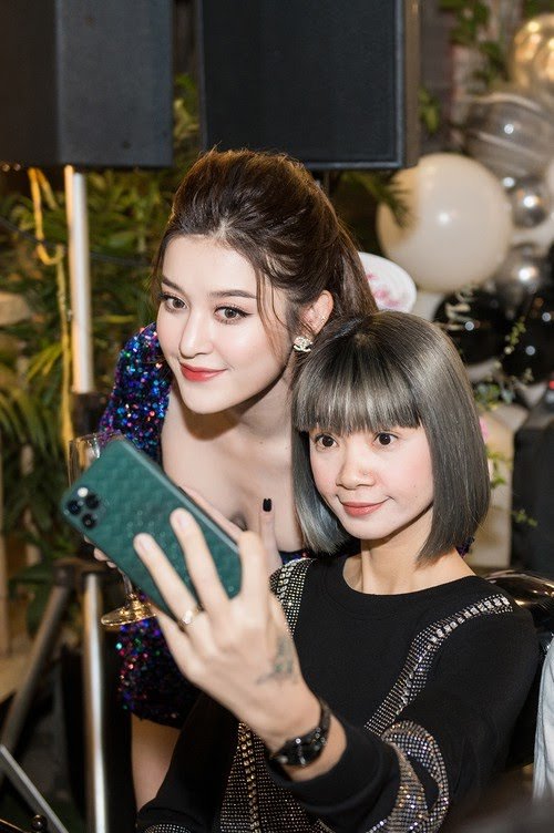 Cựu người mẫu Hạ Vy cũng tới tham dự buổi tiệc sinh nhật của cô học trò Huyền My.
