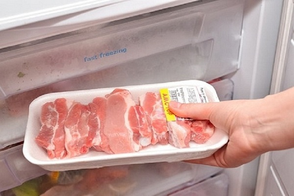 Thịt được bọc kỹ trước khi bỏ vào tủ lạnh