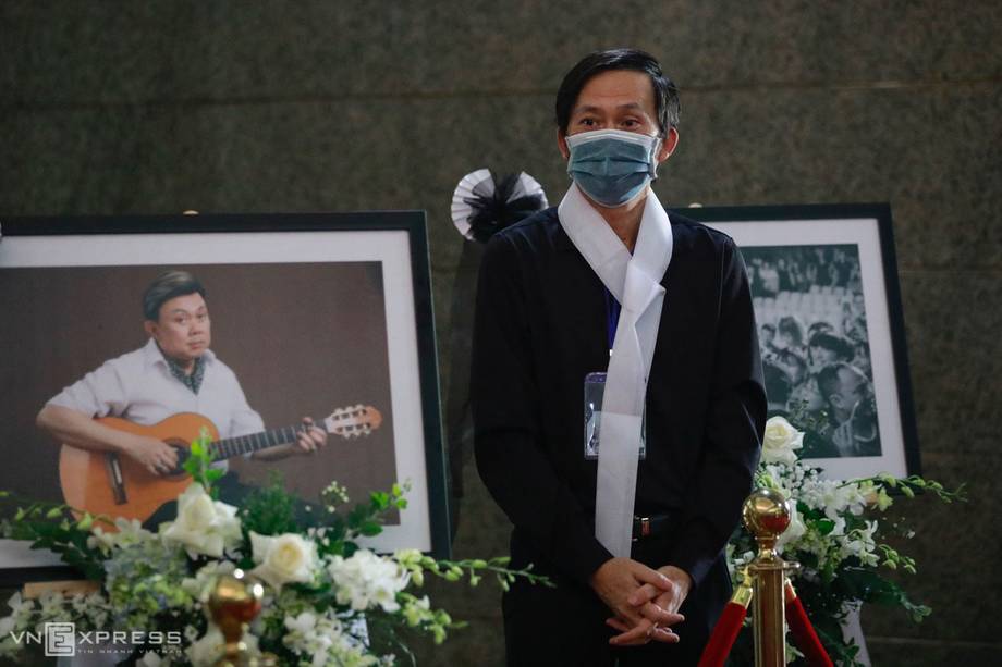 Hoài Linh tại lễ tang Chí Tài ở TP HCM ngày 12/12. Ảnh: Hữu Khoa.