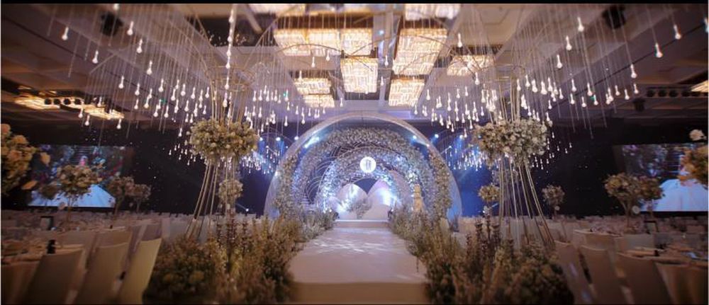 Không gian trang trọng với hàng ngàn ánh đèn lấp lánh và cả một rừng hoa của hôn lễ.
