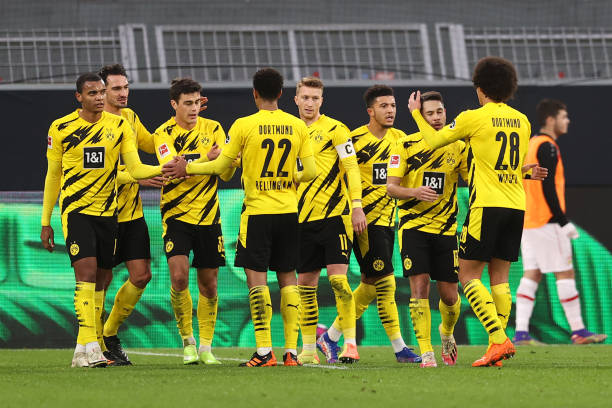 Reyna đỡ bóng gọn gàng sau đường chuyền dài của đồng đội và tung cú sút quyết đoán gỡ hòa cho Dortmund
