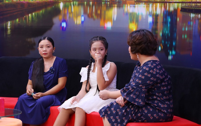 Chị Thu Hương và con gái Yến Nhi chia sẻ câu chuyện của gia đình mình trong chương trình "Điều Con Muốn Nói "