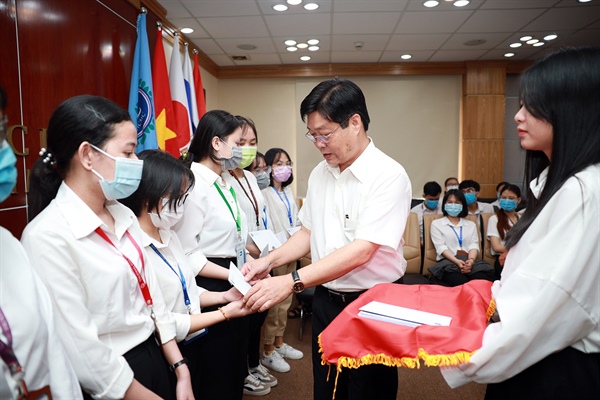 Thầy Trần Hoàng Hải trao hỗ trợ cho sinh viên