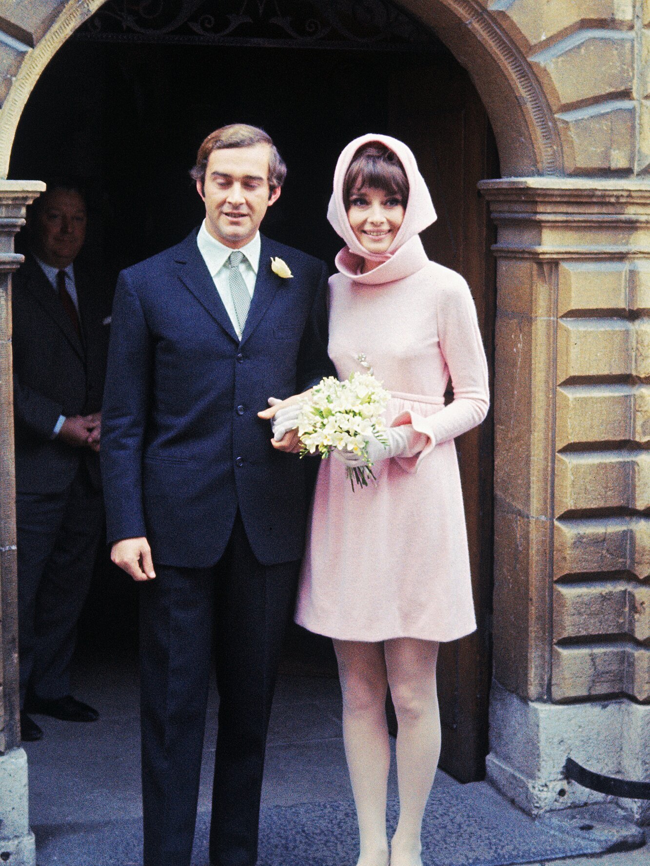 Audrey Hepburn trong ngày cưới với chiếc khăn lụa màu hồng phớt nhẹ nhàng (Ảnh: Bettmann Archive)