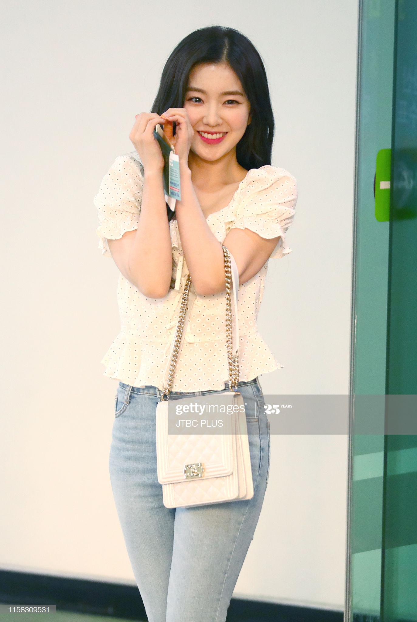 Irene đã chọn kiểu trang phục nhẹ nhàng với áo kiểu và quần jeans. (Ảnh: Getty Images)