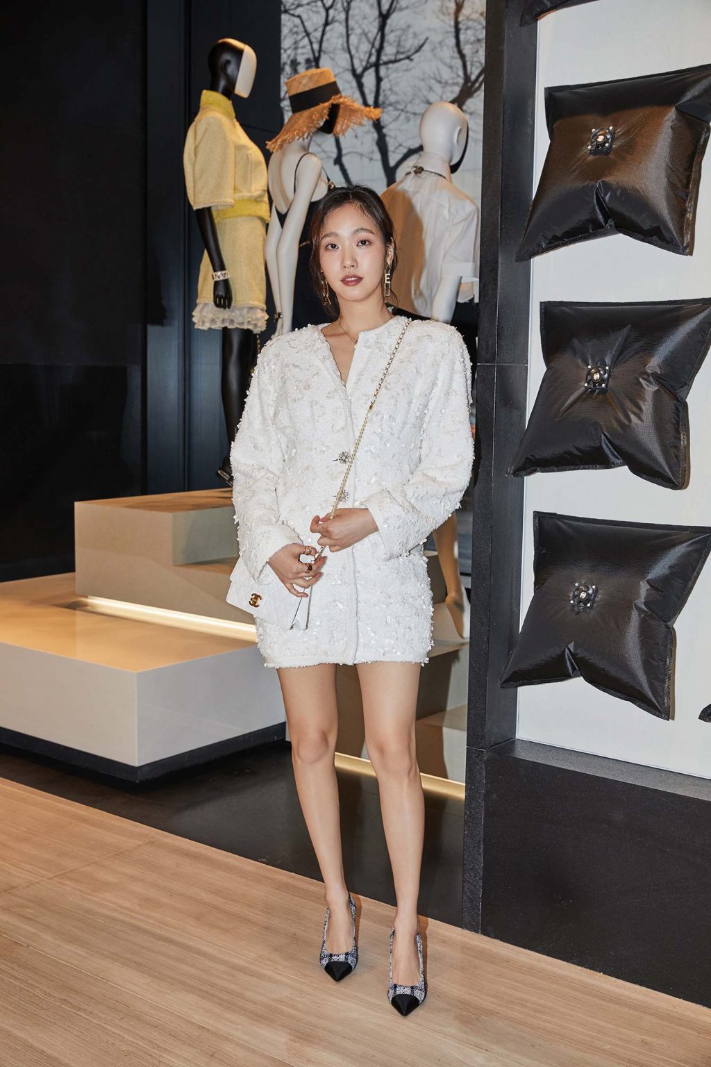 Kim Go Eun cũng ưa chuộng kiểu đầm ngắn giúp “ăn gian” chiề