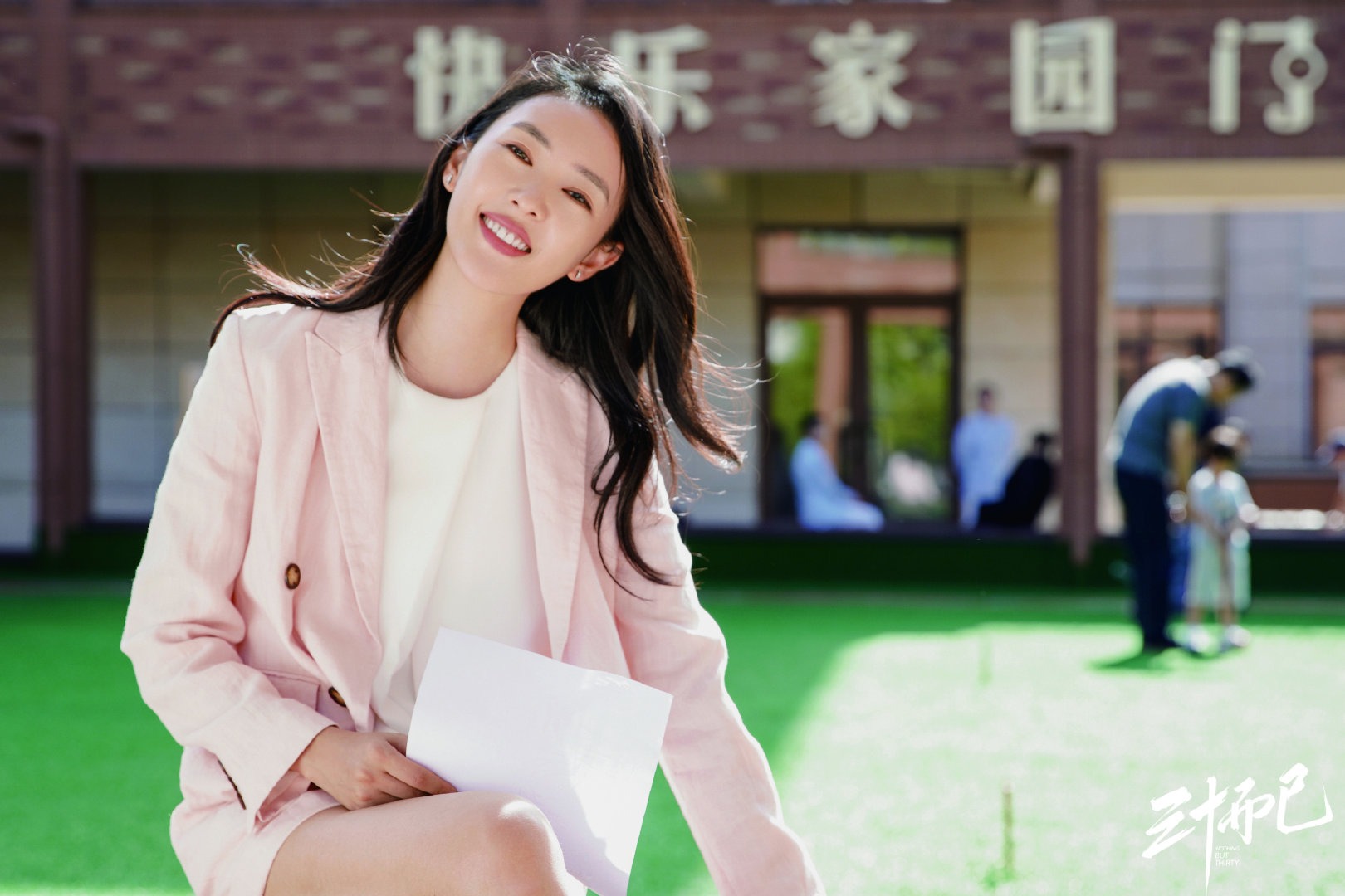Đồng Dao lựa chọn bộ âu phục linen màu hồng nhạt phù hợp với không khí Xuân – Hè và đeo hoa tai tối giản. (Ảnh: TW Great Daily)