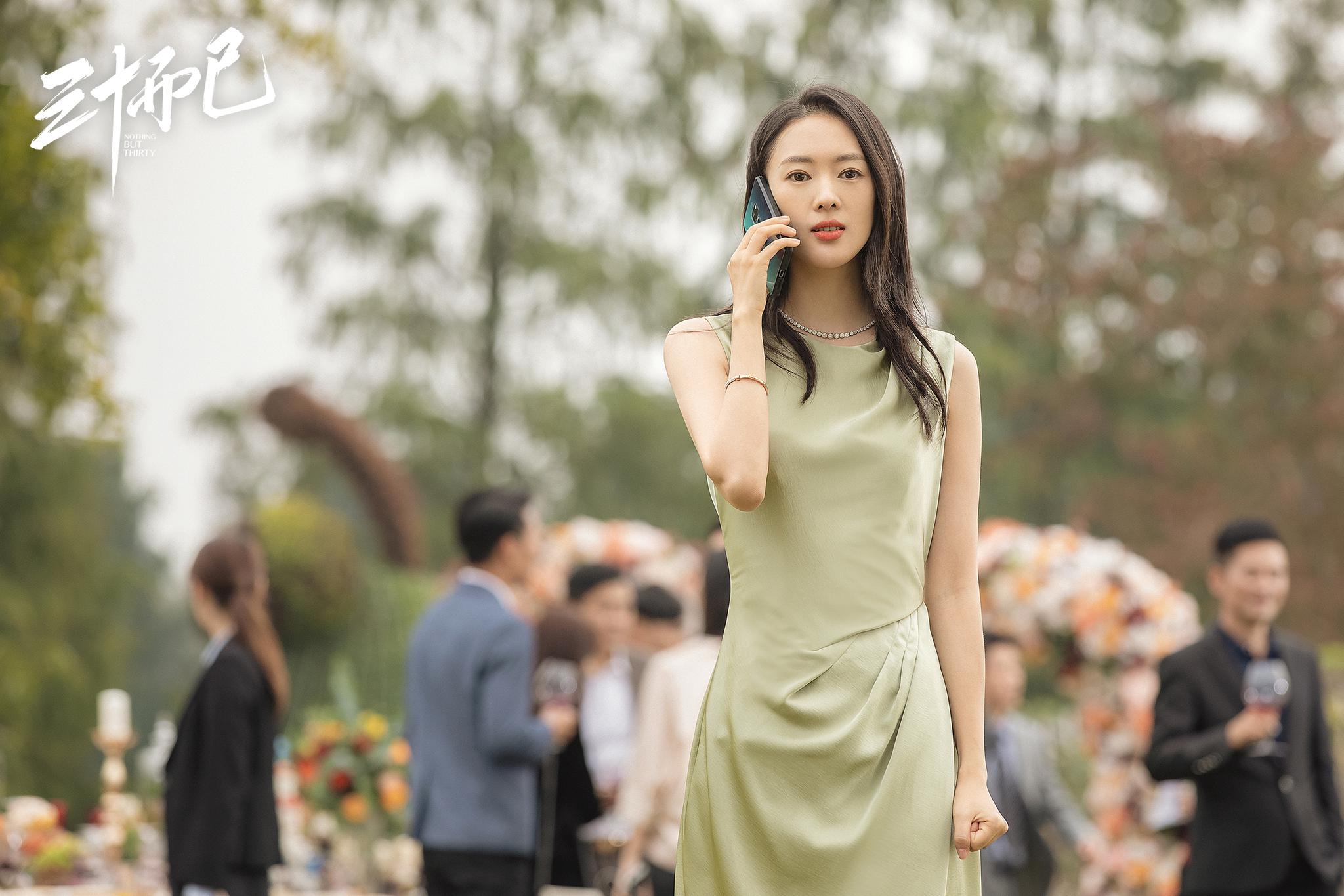 Váy suôn màu xanh hồ trăn mang lại cho Đồng Dao vẻ ngoài sang trọng và trang nhã. (Ảnh: TW Great Daily)