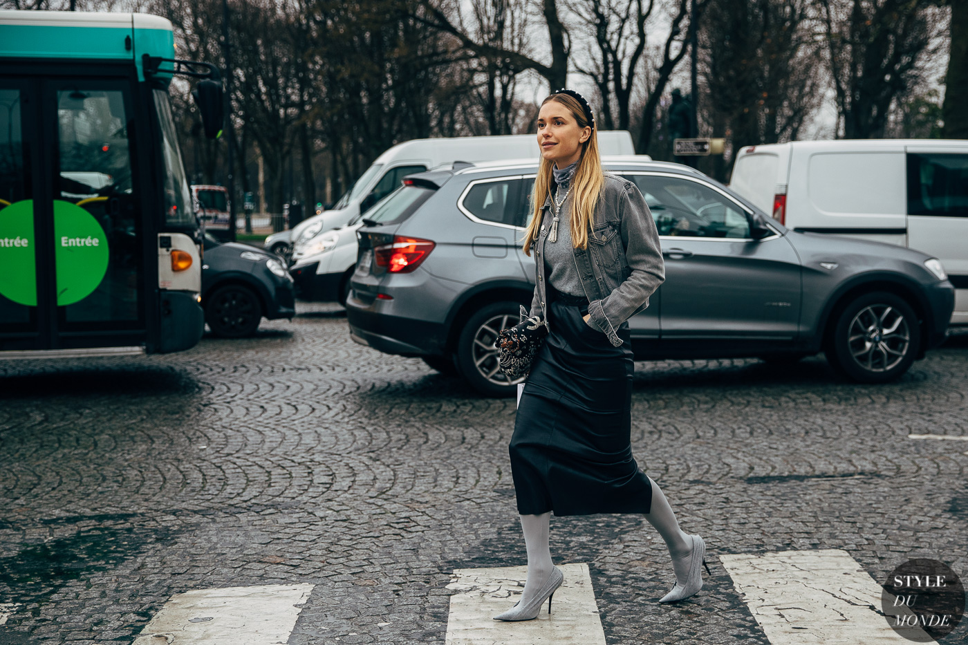 Pernille Teisbaek mặc áo jacket denim và chân váy bút chì tại Paris