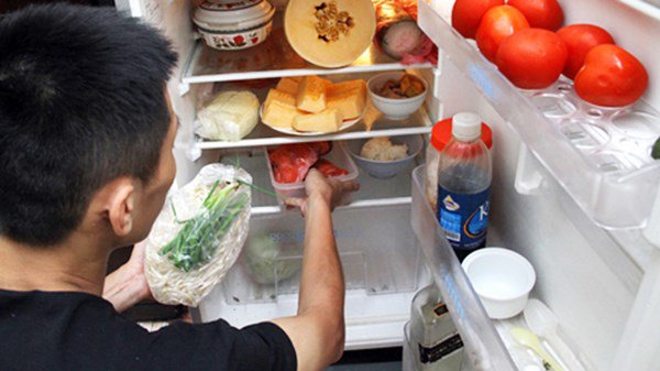 Sắp xếp thực phẩm bỏ vào tủ lạnh