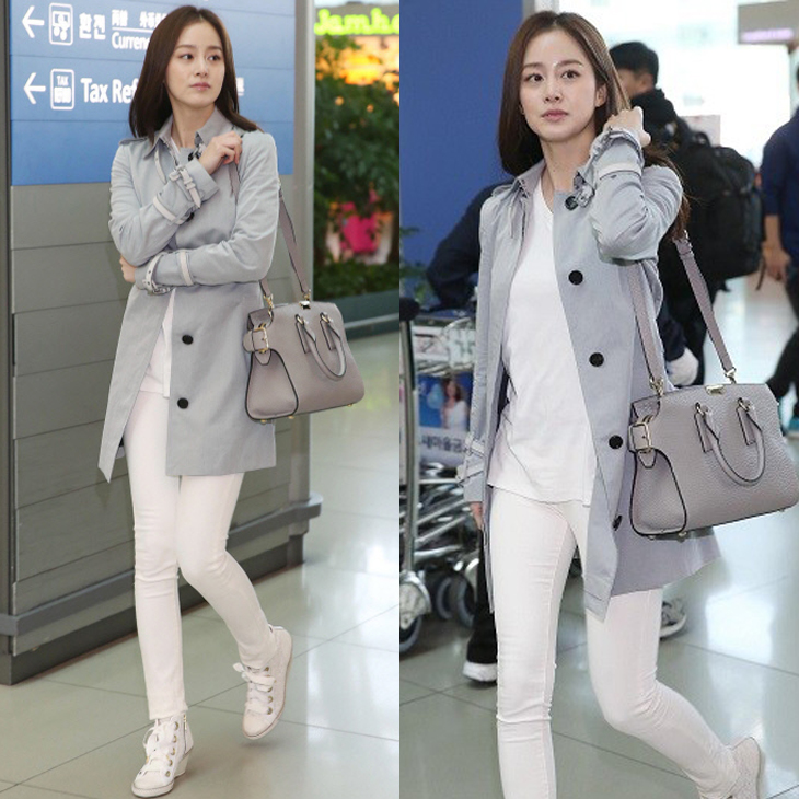 “Nàng dâu quốc dân” luôn lựa chọn những bộ trang phục đơn giản, thuận tiện trong việc di chuyển trong những chuyến bay. Kim Tae Hee trông năng động và trẻ trung hơn khi chọn cả cây trắng kết hợp cùng sneaker khi ra sân bay.