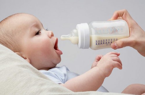 Pha sữa đúng cách để bảo vệ sức khỏe cho trẻ