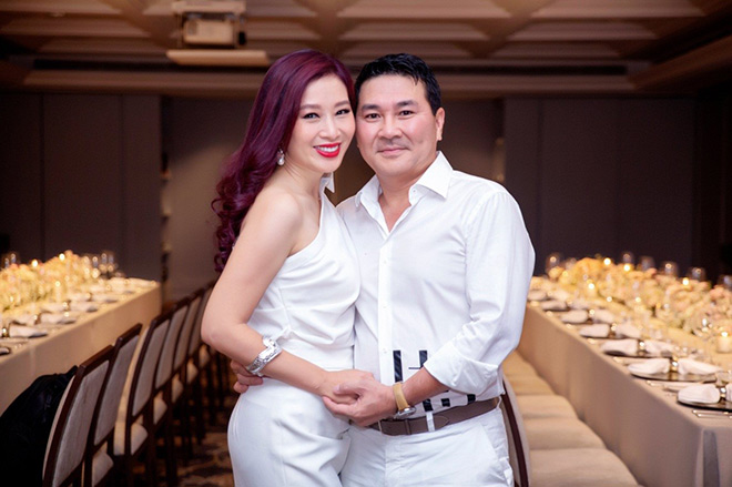 Á hậu Thu Hương rạng rỡ bên chồng trong tiệc kỷ niệm ngày cưới