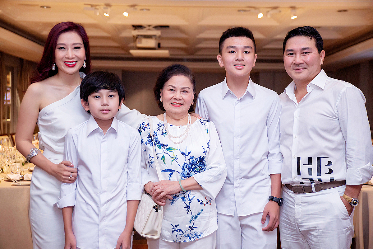 Gia đình doanh nhân Nguyễn Hoài Nam - Á hậu Thu Hương trong tiệc kỷ niệm ngày cưới