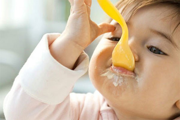 Duy trì một chế độ ăn uống điều độ và khoa học cho bé