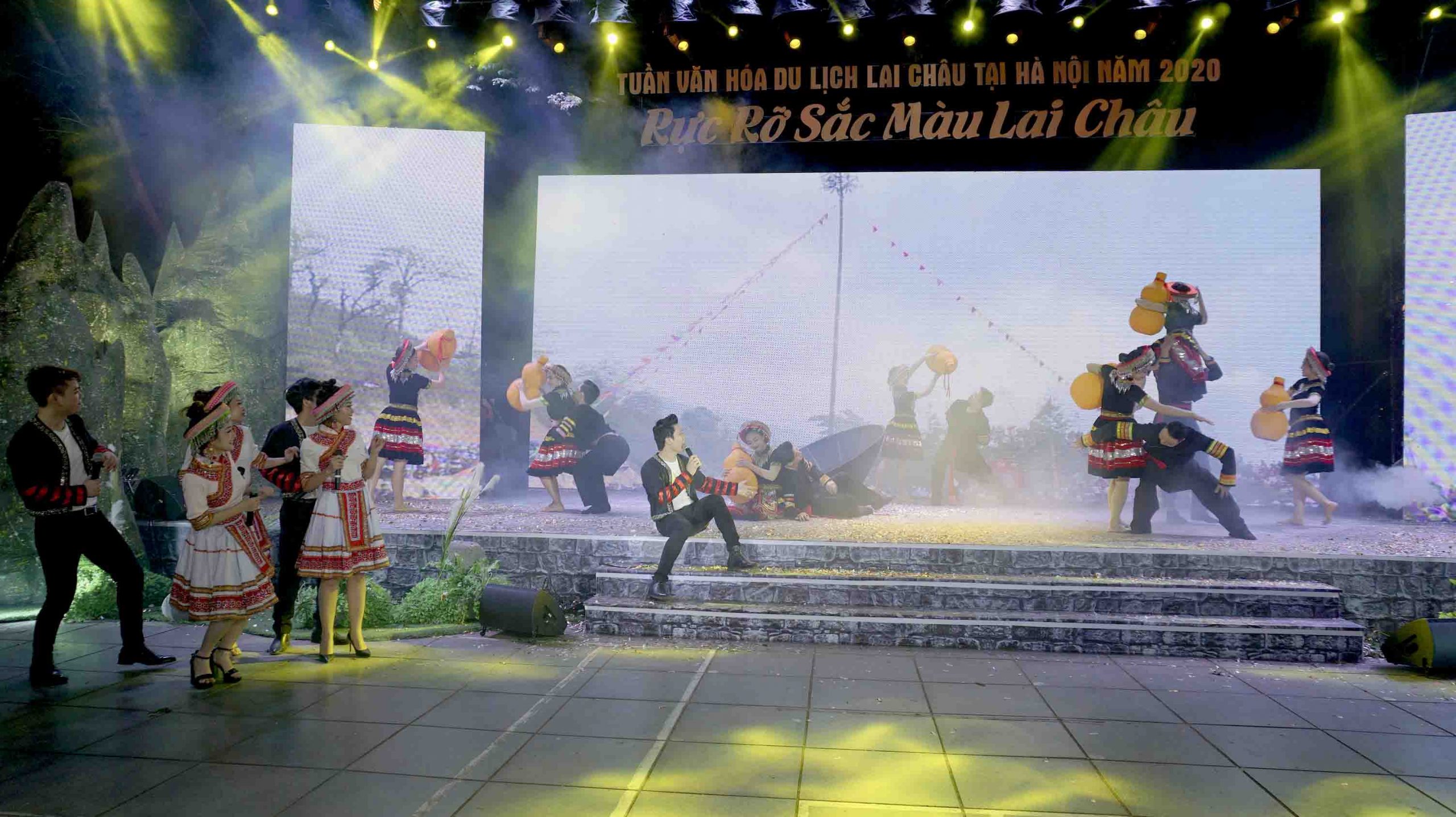 Khai mạc Tuần văn hóa du lịch Lai Châu được tổ chức tại tượng đài Lý Thái Tổ, Hoàn Kiếm, Hà Nội